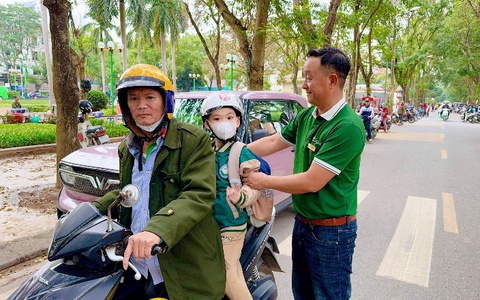 Chú bảo vệ Vũ Tuấn Vĩnh và câu chuyện giản dị nơi sân trường