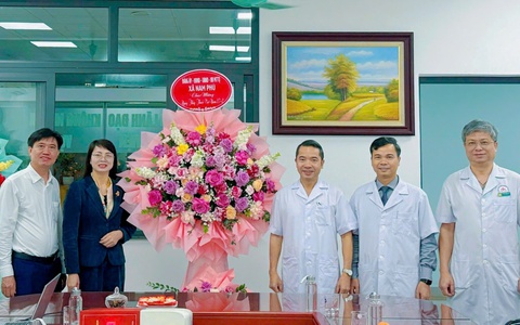 Lãnh đạo xã Nam Phù chúc mừng Bệnh viện Đa khoa Nông nghiệp nhân Ngày Thầy thuốc Việt Nam