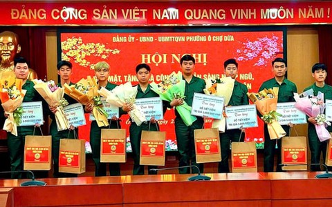 Đảng ủy phường Ô Chợ Dừa kết nạp quần chúng ưu tú chuẩn bị nhập ngũ vào Đảng