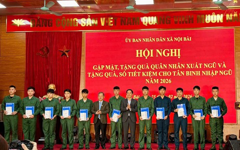 Nội Bài: Trao 51 sổ tiết kiệm tặng tân binh trước khi nhập ngũ