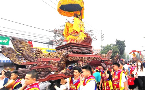 Nét đẹp phong tục “chui kiệu” tại Lễ hội Đền Măng Sơn