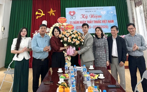 Lãnh đạo xã Mê Linh chúc mừng các đơn vị y tế nhân ngày Thầy thuốc Việt Nam