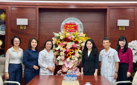 Lãnh đạo phường Hai Bà Trưng thăm, chúc mừng ngành Y tế nhân kỷ niệm Ngày Thầy thuốc Việt Nam 27/2