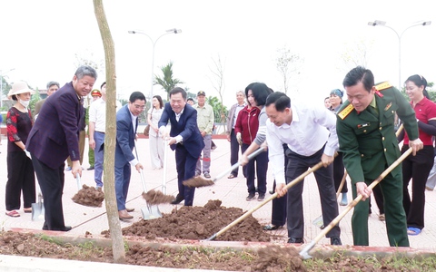 LÃNH ĐẠO TRUNG ƯƠNG VÀ THÀNH PHỐ DÂNG HƯƠNG, TRỒNG CÂY TẠI XÃ ỨNG HÒA.