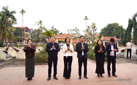 Đồng chí Chủ tịch UBND xã thăm và tặng quà các gia đình chính sách nhân dịp chuẩn bị đón Tết nguyên đán Bính Ngọ 2026