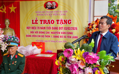 Trao Huy hiệu 70 năm tuổi Đảng cho đảng viên Nguyễn Văn Cung