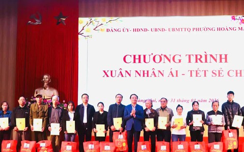 Phường Hoàng Mai tặng 650 suất quà cho các hộ gia đình khó khăn dịp Tết Bính Ngọ 2026