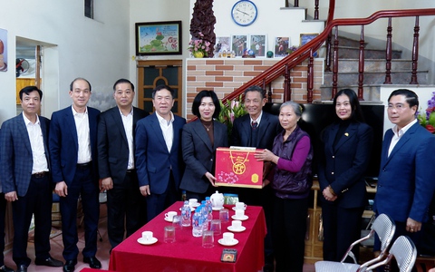 CHỦ TỊCH HĐND THÀNH PHỐ HÀ NỘI PHÙNG THỊ HỒNG HÀ THĂM, TẶNG QUÀ TẾT NGƯỜI CÓ CÔNG VỚI CÁCH MẠNG TẠI XÃ ỨNG HÒA.