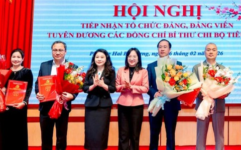 Đảng ủy phường Hai Bà Trưng tiếp nhận 4 tổ chức Đảng