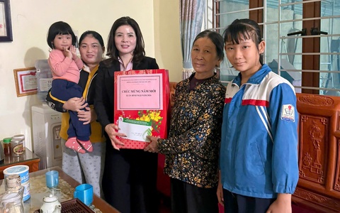 Phòng giao dịch Ngân hàng Chính sách xã hội Sóc Sơn thăm, tặng quà Tết Bính Ngọ 2026 tại xã Đa Phúc