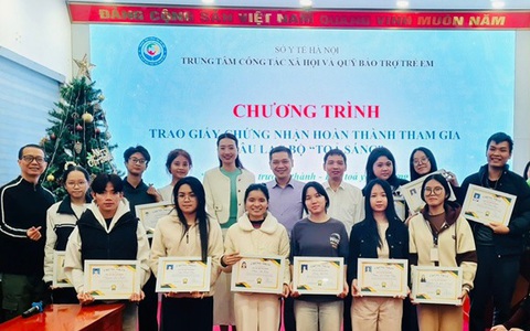 Sinh hoạt thường kỳ tháng 2 và trao Giấy chứng nhận hoàn thành tham gia sinh hoạt cho 15 thành viên Câu lạc bộ “Tỏa sáng”