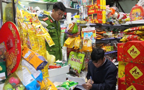 ĐOÀN KIỂM TRA UBND XÃ PHÚC SƠN TỔ CHỨC KIỂM TRA, HƯỚNG DẪN CÔNG TÁC PCCC ĐỐI VỚI CÁC CƠ SỞ KINH DOANH KHÍ GA, CỬA HÀNG TẠP HÓA TRÊN ĐỊA BÀN XÃ