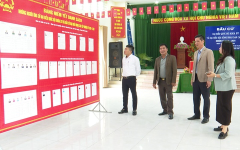 Đồng chí Phó Chủ tịch Thường trực UBND xã kiểm tra công tác chuẩn bị bầu cử tại các thôn