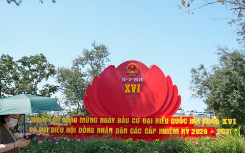 Phường Hoàn Kiếm rực rỡ cờ hoa chào đón ngày bầu cử