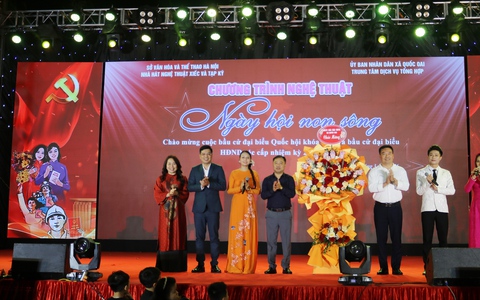 Rực rỡ đêm nghệ thuật chào mừng ngày hội bầu cử tại xã Quốc Oai