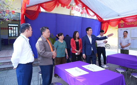 Đồng chí Bí thư Đảng ủy kiểm tra công tác chuẩn bị bầu cử tại Đơn vị bầu cử số 4