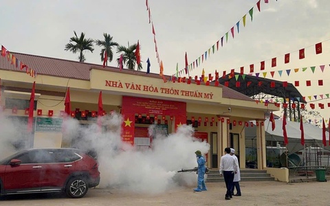 Phúc Thọ phun khử khuẩn tại các khu vực bỏ phiếu trước ngày bầu cử