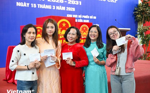 Người dân Thủ đô rạng rỡ đi bỏ phiếu trong 'ngày hội non sông' của cả nước