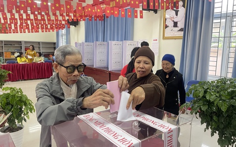 Ứng Hòa chung tay hỗ trợ cử tri cao tuổi, người khuyết tật đến bỏ phiếu