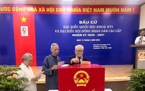 Người cao tuổi phường Ô Chợ Dừa gửi gắm niềm tin qua từng lá phiếu