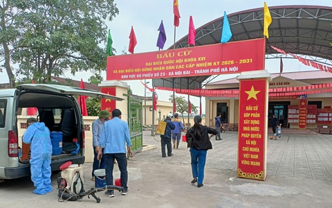 TRẠM Y TẾ XÃ NỘI BÀI PHUN KHỬ KHUẨN CÁC ĐIỂM BỎ PHIẾU – ĐẢM BẢO MÔI TRƯỜNG AN TOÀN PHỤC VỤ BẦU CỬ