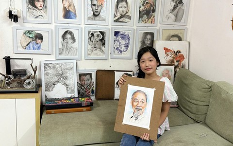 Học sinh Lê Phạm Yến Trang – Lớp 7A3 Trường THCS Việt Nam – Angieri tỏa sáng với tài năng hội họa truyền thần