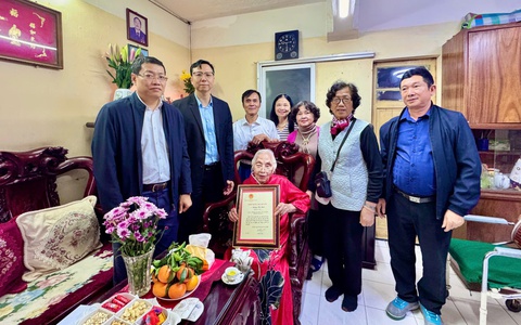 ĐẢNG ỦY – HĐND – UBND – UBMTTQ VN PHƯỜNG VĂN MIẾU – QUỐC TỬ GIÁM TỔ CHỨC TRAO THIỆP CHÚC THỌ NGƯỜI CAO TUỔI NHÂN DỊP XUÂN BÍNH NGỌ 2026