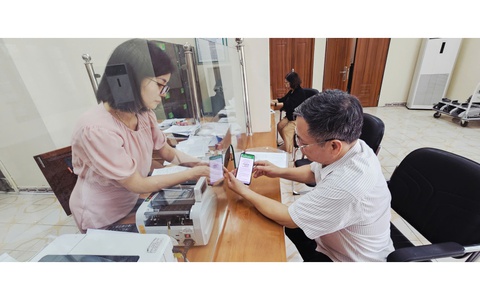 Khách hàng vay vốn tại Phòng giao dịch NHCSXH Sơn Tây - Mở tài khoản nhận tiền vay, nói không với tiền mặt