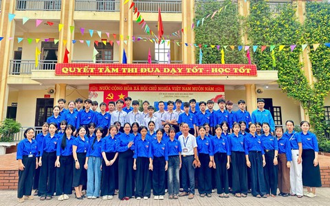 Trường THCS Văn Võ đã long trọng tổ chức lớp học cảm tình đoàn và Lễ kết nạp Đoàn Viên mới