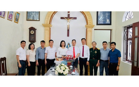 LÃNH ĐẠO XÃ NGỌC HỒI THĂM, CHÚC MỪNG NGÀY LỄ QUAN THẦY GIÁO HỌ NGỌC HỒI