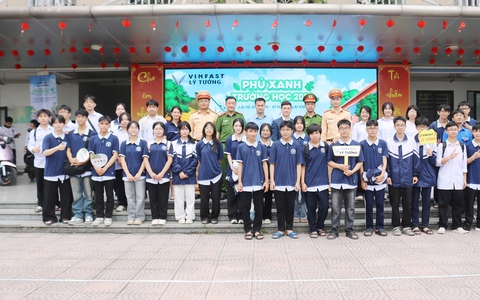 Quốc Oai Tuyên truyền luật giao thông học đường Tặng quà lan tỏa yêu thương, nâng cao ý thức giao thông