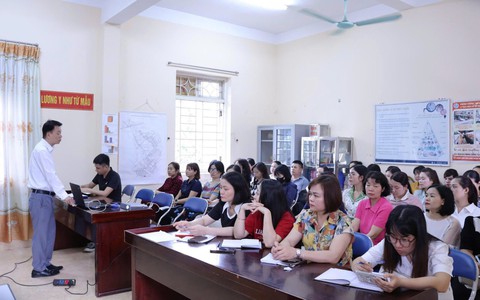 Trạm Y tế phường Dương Nội tập huấn kiến thức an toàn thực phẩm cho nhân viên phụ trách y tế học đường và bếp ăn các trường học