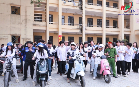 Công an xã Kiều Phú phối hợp tổ chức chương trình tuyên truyền, giáo dục pháp luật về trật tự an toàn giao thông và hướng dẫn kỹ năng lái xe an toàn cho học sinh Trường THPT Minh Khai