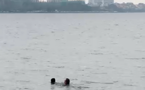 Công an phường Tây Hồ kịp thời cứu nữ thanh niên gặp nạn ở hồ Tây