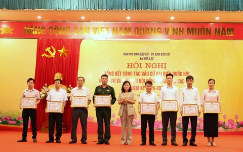 Hòa Lạc tổng kết công tác bầu cử, khen thưởng nhiều tập thể, cá nhân tiêu biểu