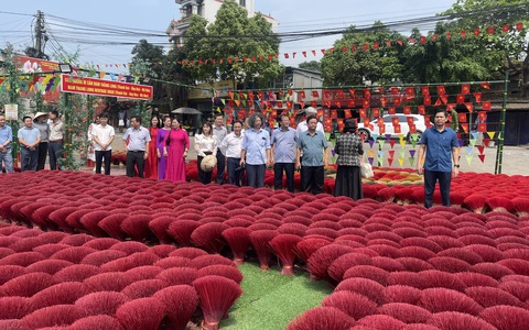 Phó Chủ tịch Quốc hội Lê Minh Hoan thăm điểm du lịch làng nghề tăm hương Quảng Phú Cầu xã Ứng Thiên

