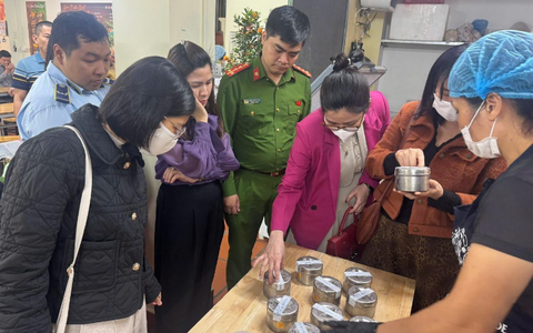Đoàn kiểm tra liên ngành số 01 thành phố Hà Nội kiểm tra các sơ sở kinh doanh dịch vụ ăn uống tại Phủ Tây Hồ