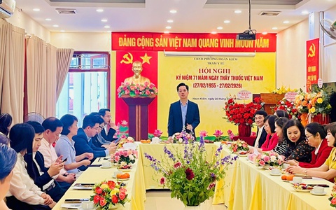Phường Hoàn Kiếm thăm và tặng hoa chúc mừng các đơn vị y tế kỷ niệm 71 năm ngày thầy thuốc Việt Nam (27/2/1955- 27/02/2026)