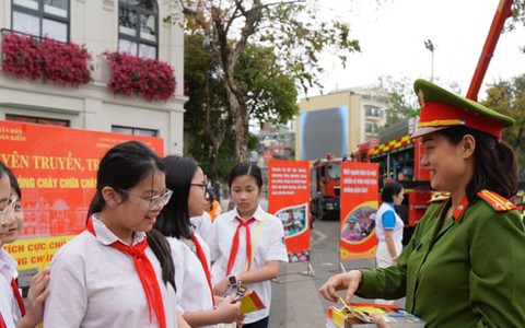 Tuyên truyền, hướng dẫn an toàn phòng cháy, chữa cháy tại phố đi bộ hồ Hoàn Kiếm