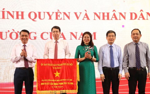 Phường Cửa Nam nhận Cờ đơn vị xuất sắc phong trào thi đua thành phố Hà Nội năm 2025