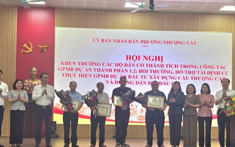 Khen thưởng 5 hộ gia đình tiêu biểu bàn giao mặt bằng dự án cầu Thượng Cát