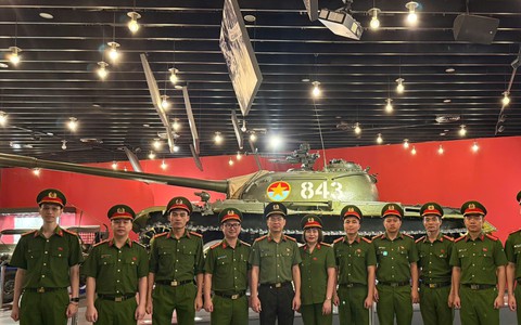 Chi đoàn Công an xã Bát Tràng đẩy mạnh giáo dục truyền thống qua hoạt động tham quan thực tế