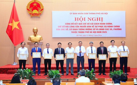XÃ ỨNG HÒA DẪN ĐẦU NHÓM III CHỈ SỐ CẢI CÁCH HÀNH CHÍNH NĂM 2025, ĐƯỢC UBND THÀNH PHỐ TẶNG BẰNG KHEN.