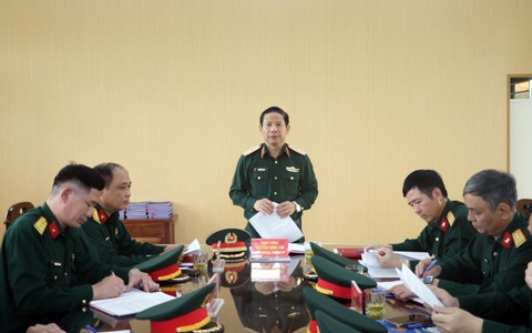 Đoàn công tác Bộ Tư lệnh Thủ đô Hà Nội kiểm tra tại Ban chỉ huy quân sự xã Trần Phú