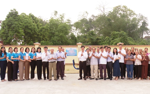HỘI LIÊN HIỆP PHỤ NỮ XÃ ỨNG HÒA KHÁNH THÀNH, BÀN GIAO SÂN CHƠI CỘNG ĐỒNG THÔN PHƯỢNG VIỀN.