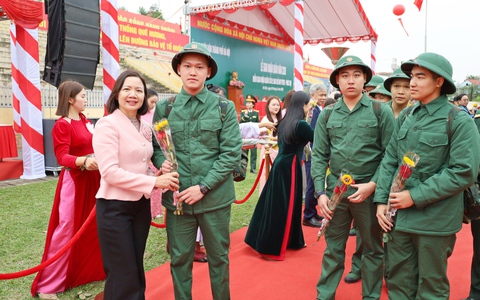 603 thanh niên khu vực phòng thủ số 2 Phúc Thọ lên đường nhập ngũ