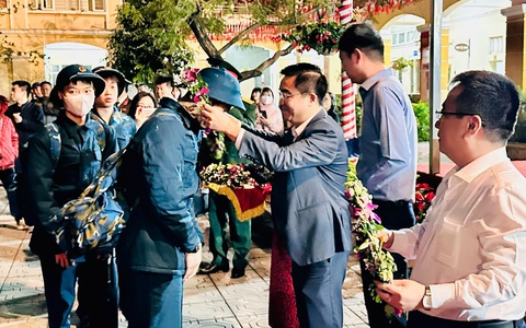 Khương Đình: Tiễn công dân lên đường nhập ngũ và tham gia nghĩa vụ công an nhân dân năm 2026