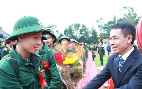 Phó Bí thư Thường trực Thành ủy Nguyễn Trọng Đông dự lễ giao quân tại điểm giao quân số 1 Ban Chỉ huy PTKV 1 - Sóc Sơn