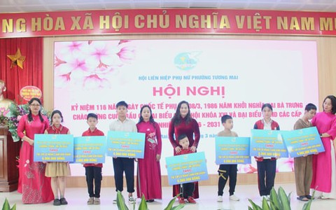 Phụ nữ Tương Mai thi đua chào mừng ngày bầu cử
