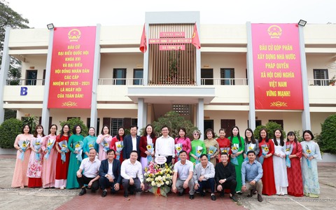 THƯỜNG TRỰC ĐẢNG ỦY GẶP MẶT, CHÚC MỪNG NỮ CÁN BỘ, CÔNG CHỨC, NGƯỜI LAO ĐỘNG NHÂN KỶ NIỆM 116 NĂM NGÀY QUỐC TẾ PHỤ NỮ 8/3